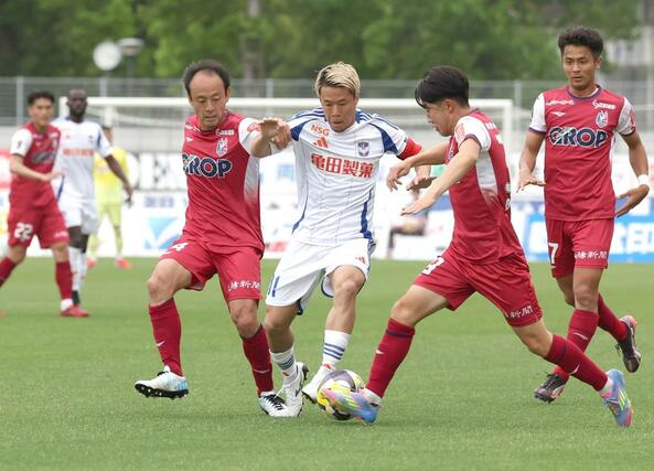 岡山－新潟　前半、競り合うＤＦ堀米悠斗（中央）＝ＪＦＥ晴れの国スタジアム