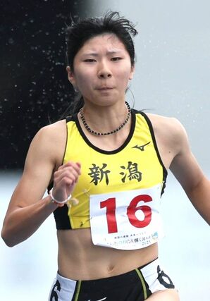 少年女子A100メートル準決勝 安定した走りで決勝進出を決めた秋澤理沙(東京学館高)=滋賀県彦根市