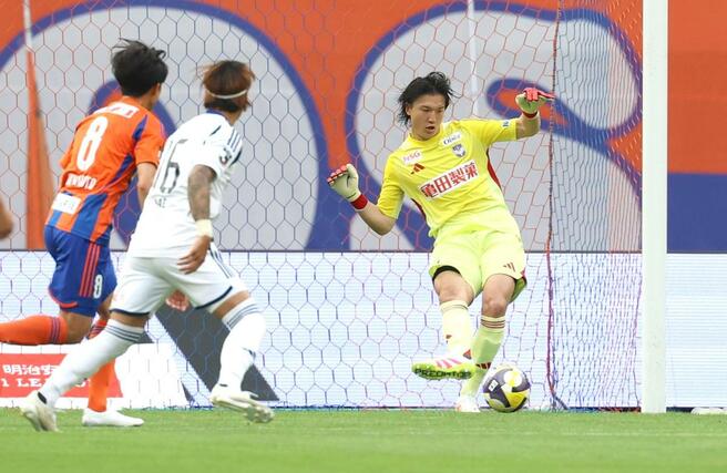 前半、パスを出す藤田和輝＝ビッグスワン