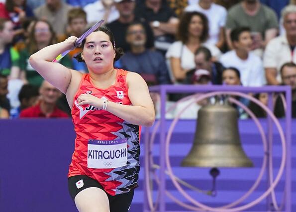 女子やり投げ予選　６２メートル５８をマークした北口榛花の１投目。決勝進出を決めた＝パリ郊外（共同）