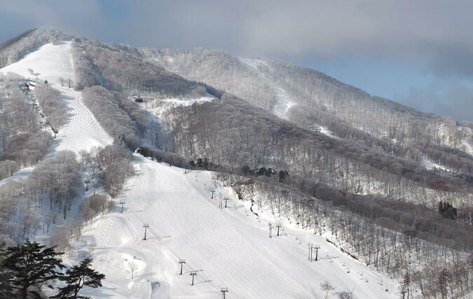 28日に雪崩が発生した斑尾高原スキー場=1日