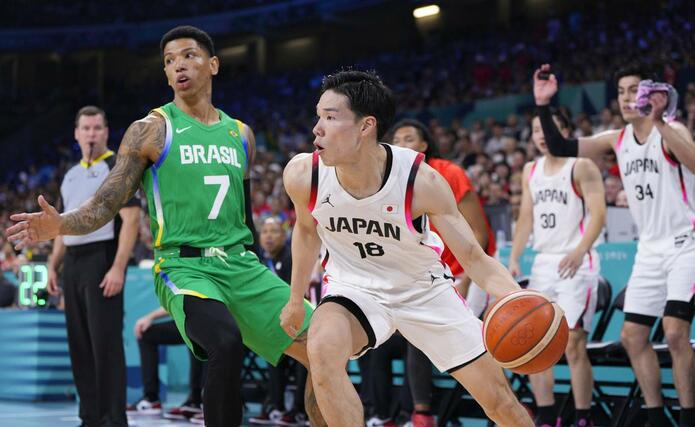 日本－ブラジル　第２クオーター、攻め込む馬場＝リール（共同）