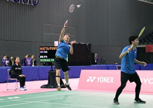 バドミントン男子ダブルス３位決定戦　タイ組と戦う沼倉昌明（左）・太田歩組＝京王アリーナ