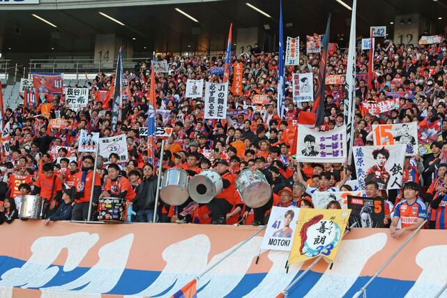 敵地で迎えた今季最終戦を勝利で飾れなかったものの、選手に大きな声援を贈り続けた新潟サポーター＝味の素スタジアム