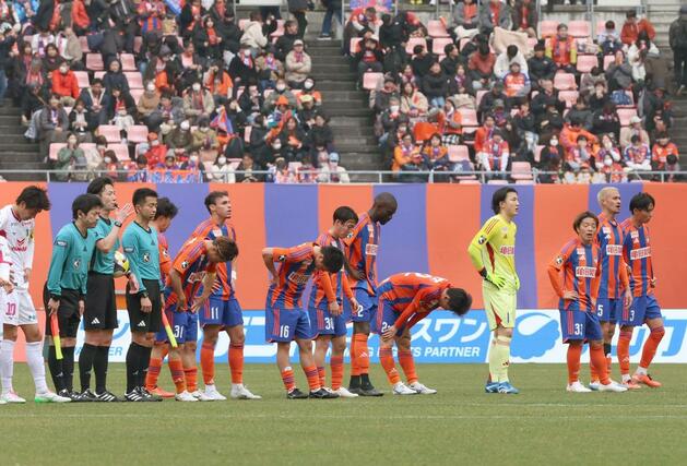 ホーム開幕戦を勝ちきれず肩を落とす新潟選手=ビッグスワン