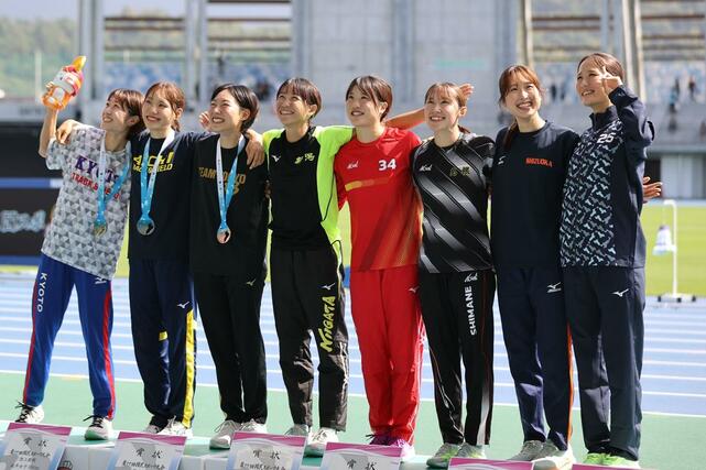 成年女子８００メートル決勝で４位に入賞し、ライバルたちと記念撮影におさまる山田はな（わらべや日洋・左から４人目）＝滋賀県彦根市