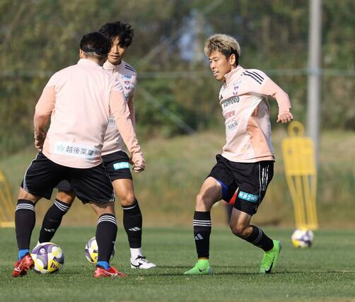 湘南戦に向け練習するFW谷口海斗(右)=聖籠町