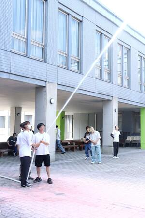 実習を通して火災発生時の対応を学んだ新潟工科大の学生＝柏崎市藤橋