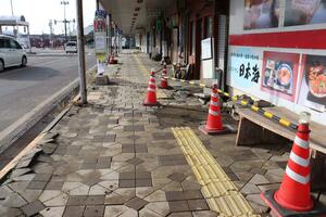 地震の影響で崩れた柏崎駅付近の歩道=1月2日、柏崎市