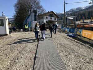 砂利道に敷かれたマットの通路=3月8日、イタリア・テーゼロ