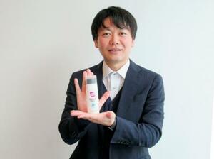 　「ずっと研究職として働いていました。スポンジ部分の設計に過去の経験が生きています」と話す花王の成田行人さん＝東京都中央区