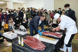 多くの家族連れらが見入ったマグロの解体ショー=長岡市坂之上町3