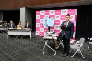 れいわ新選組の代表選が告示され、記者会見する山本太郎氏(右端)ら=1日午後、国会