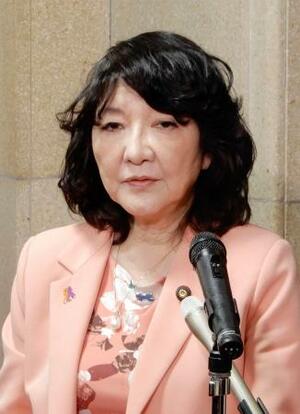 ベセント米財務長官と電話会談後、取材に応じる片山財務相=24日午前、財務省