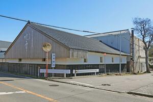 高野酒造の創業当時から稼働する「明治蔵」。現在は酒の貯蔵に使われている＝新潟市西区木山