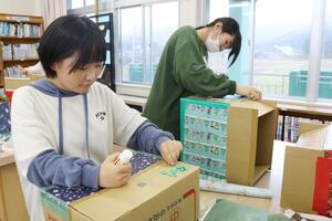 「プレゼントボックス」を飾り付ける上田小の児童=11月27日、南魚沼市長崎