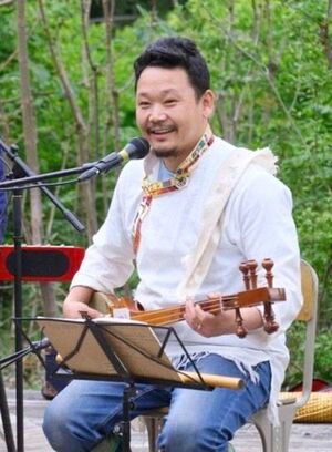 チベットの伝統音楽を伝えるテンジン・クンサンさん