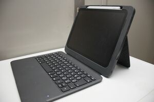 タブレットを取り付けた状態のキーボードケース