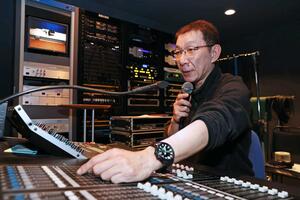 大ホールの客席最後部にある調整室でミキサーを操作する木村正弘さん=魚沼市干溝