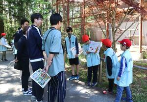 調べて学んだトキの生態について来園者に説明する行谷小児童=佐渡市新穂長畝