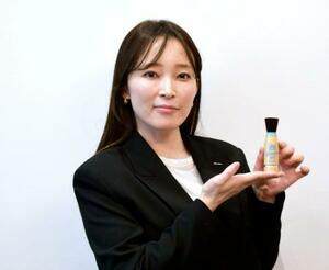 「夏場に肌がきれいに見えるように粉の色やパールの量を調整しています」と話す資生堂の水野恵美子さん=東京都港区