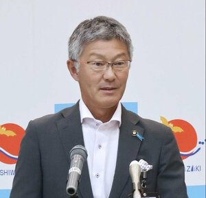 記者会見する桜井雅浩柏崎市長