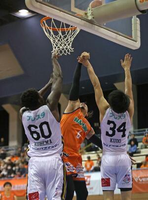 新潟-八王子 第4クオーター、長谷川智伸がシュートを決め69-68と勝ち越す=新発田市カルチャーセンター