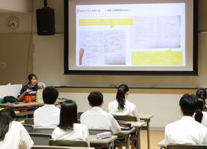 医師を目指す生徒に向け、勉強と部活を両立させるこつを伝えた広田有紀さん=新発田市豊町3