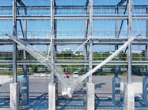 プロテックエンジニアリングの落石防護柵で重りを捕捉する実験の様子=聖籠町