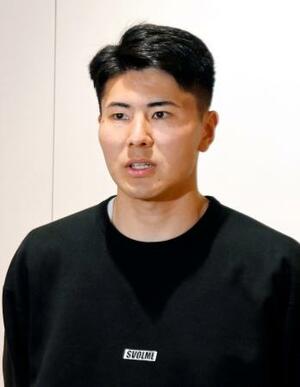 帰国し取材に応じる鈴木淳之介=23日、羽田空港