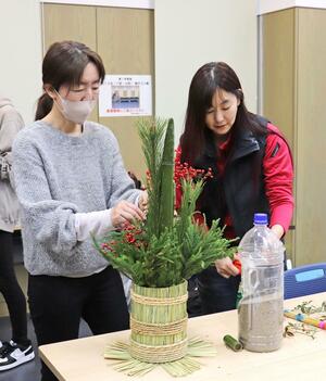 門松作りを楽しむ参加者=刈羽村刈羽