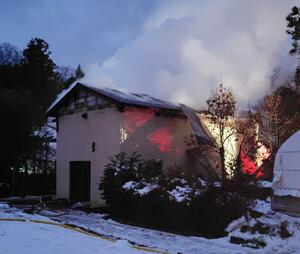 住宅と作業小屋を全焼した火災現場=12月20日午前6時ごろ、柏崎市飯塚