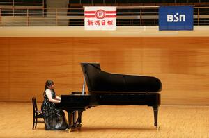 練習の成果を発表する予選会参加者=15日、新潟市中央区