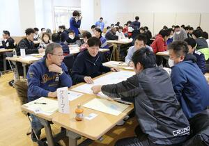 子どもたちへの教え方について意見を出し合うグッドコーチング研修の参加者=三条市新堀