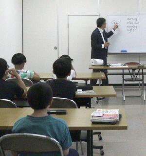 町が設けた「まち塾」で真剣に英語を学ぶ子どもたち=出雲崎町米田