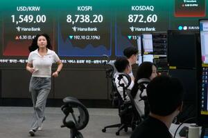 　ソウルの銀行の韓国総合株価指数（ＫＯＳＰＩ）などが表示されたモニター＝２６日（ＡＰ＝共同）