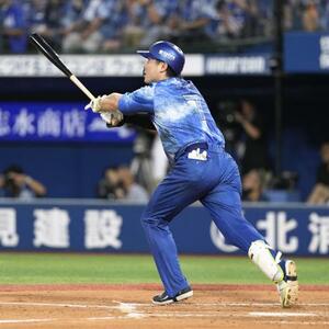 2回DeNA無死一、二塁、佐野が右中間に3ランを放つ=横浜