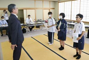 地域クラブ活動推進委員会の委員に就任した弥彦中学校の(右から)本間樂さん、牧野たま代さん、中澤樹さん=弥彦村矢作