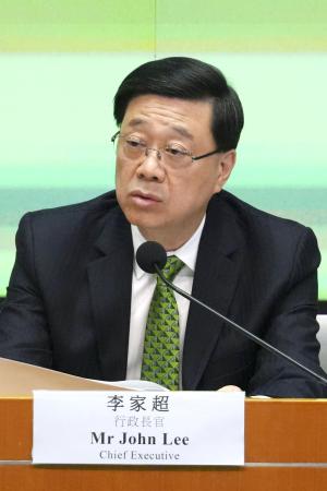 「施政報告」後に記者会見する香港政府トップの李家超行政長官=17日、香港(共同)