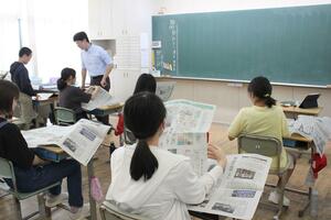 新聞を使って行われた、児童の読解力を高める授業=燕市横田