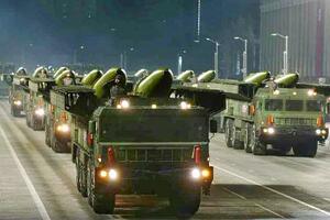2021年1月、平壌の金日成広場で行われた軍事パレードに登場した短距離弾道ミサイル「KN23」(コリアメディア提供・共同)