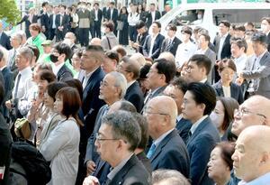知事選候補者の訴えを聞く有権者ら=14日、新潟市中央区