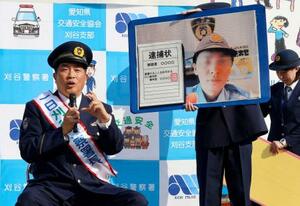 詐欺電話について話す山本昌さん=8日午前、愛知県刈谷市の刈谷ハイウェイオアシス