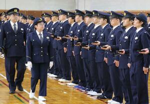 警察官の服装や携帯品を確認した「本部長点検」＝１５日、新潟市中央区