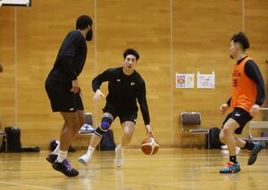 練習する特別指定選手の佐藤友（中央）＝８日、弥彦村