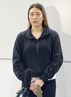 　イタリア１部リーグのノバラでのシーズンを終え、取材に応じるバレーボール女子日本代表の石川真佑＝３０日、成田空港