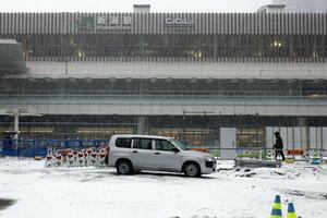 雪が積もったJR新潟駅前=1月8日午後、新潟市