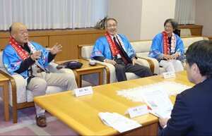 ガルベストン市への訪問を前に新潟市の中原八一市長を訪ねた、市民交流団「友好の翼」の関係者ら＝新潟市役所