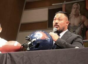 記者会見する飯野雄貴。プロレスラー兼アメリカンフットボール選手の「二刀流」挑戦を発表した=6日、横浜市