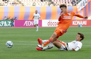 新潟-FC東京 後半、ドリブルで抜け出しシュートを放つFW谷口海斗=ビッグスワン